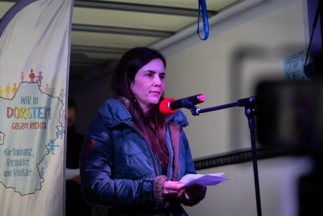 Amira Alfruh bei der Kundgebung für Demokratie