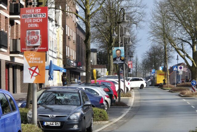 Wahlplakate an Laternen an der Ludwigstraße in Oer-Erkenschwick