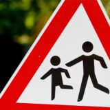 Ein Schild, das auf spielende Kinder hinweist.