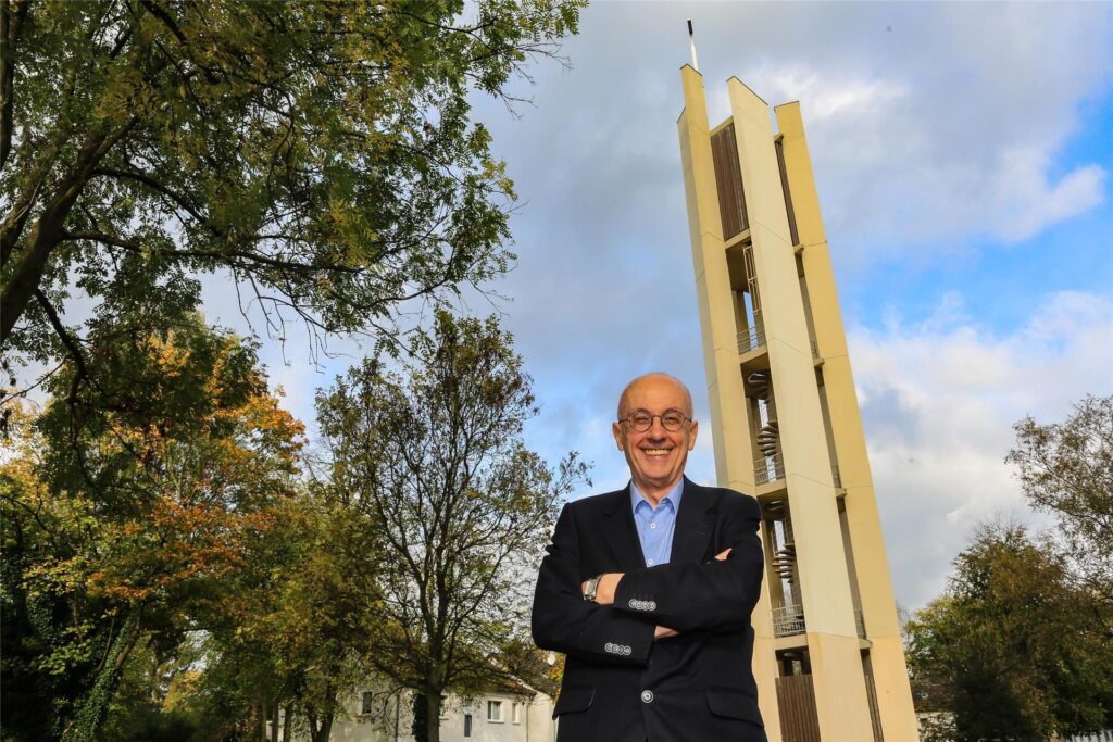 Der jetzt verstorbene SPD-Politiker aus Nette steht an seinem 70. Geburtstag vor einem Kirchturm Der jetzt verstorbene SPD-Politiker aus Nette steht an seinem 70. Geburtstag vor einem Kirchturm