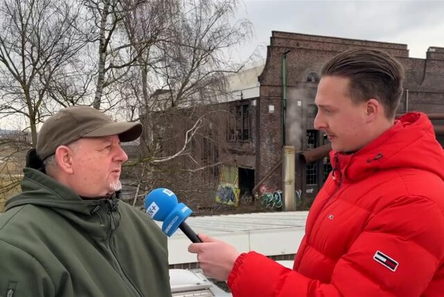 Unser Reporter Tim Hübbertz spricht mit Heimatforscher Frank Passon über das leerstehende HSP-Gebäude.
