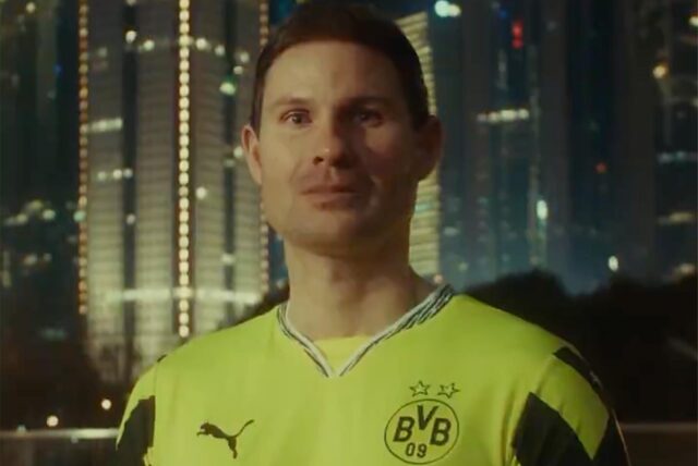 Ein BVB-Fan schaut in die Kamera.