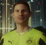 Ein BVB-Fan schaut in die Kamera.