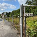 Die Bildkombi zeigt Dr. Wesener und die Saalbau-Brache.