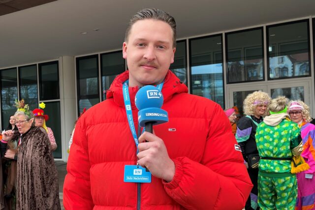 Unser Reporter Tim Hübbertz berichtet live vom Friedensplatz in Dortmund zu Weiberfastnacht.