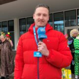 Unser Reporter Tim Hübbertz berichtet live vom Friedensplatz in Dortmund zu Weiberfastnacht.