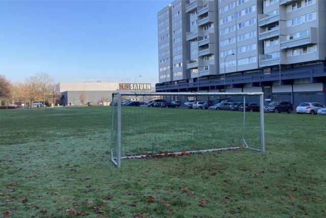 Die 4.500 Quadratmeter große Wiese vor dem Hochhaus Wohnen Ost wird aktuell auch ein Bolzplatz genutzt. Die Stadt plant, die Fläche zu veräußern und bebauen zu lassen.