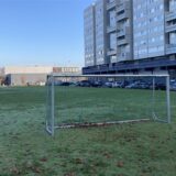 Die 4.500 Quadratmeter große Wiese vor dem Hochhaus Wohnen Ost wird aktuell auch ein Bolzplatz genutzt. Die Stadt plant, die Fläche zu veräußern und bebauen zu lassen.