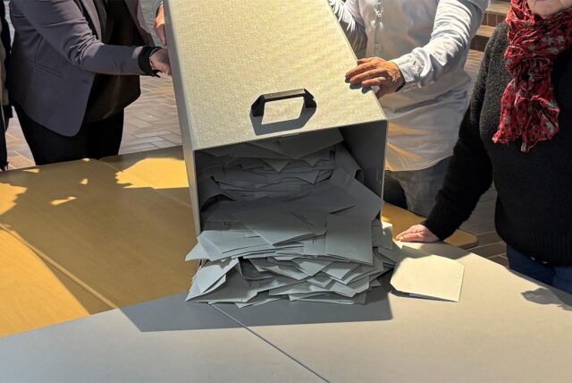 Wahlhelfer kippen eine Wahlurne in einem Dorstener Wahllokal aus.