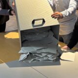 Wahlhelfer kippen eine Wahlurne in einem Dorstener Wahllokal aus.