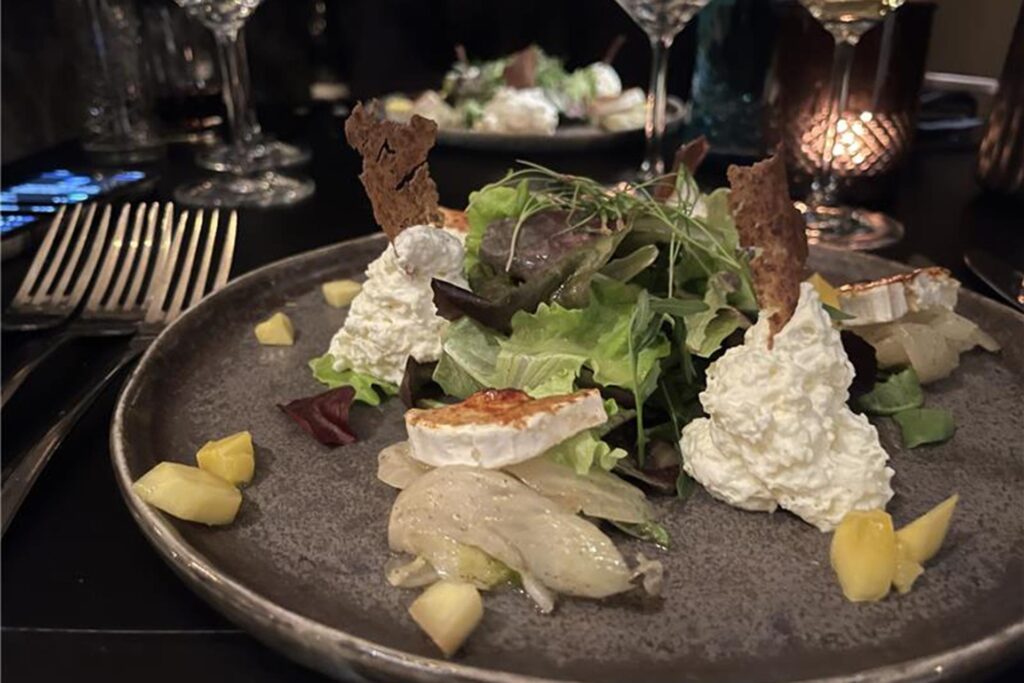 Die Vorspeise mit zweierlei Ziegenkäse und Wildkräuter-Salat im Friends in Dortmund. Die Vorspeise mit zweierlei Ziegenkäse und Wildkräuter-Salat im Friends in Dortmund.