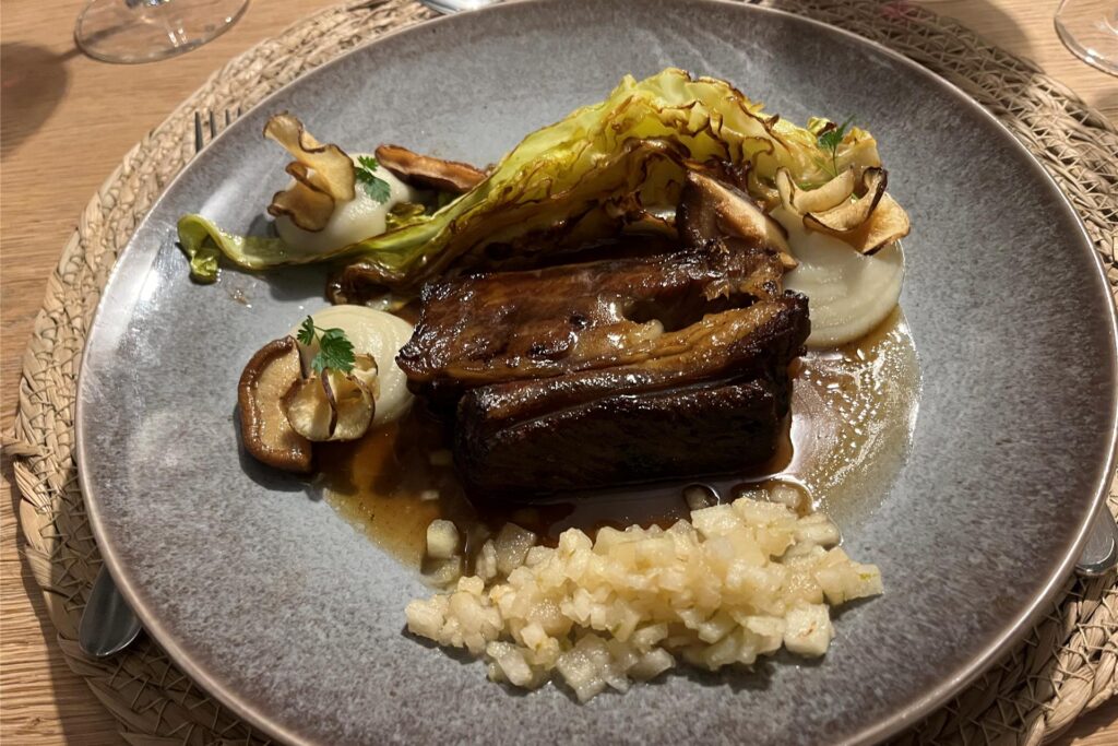Geschmorte Beef Short Ribs mit Spitzkohl, Topinambur, Shiitake und Ingwer-Birnenwürfeldn im parkbad Süd in Castrop-Rauxel. Geschmorte Beef Short Ribs mit Spitzkohl, Topinambur, Shiitake und Ingwer-Birnenwürfeldn im parkbad Süd in Castrop-Rauxel.