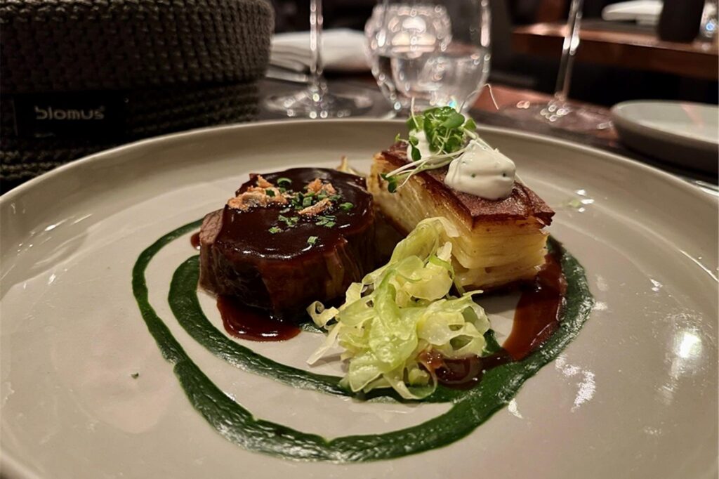 Denver Cut vom Prime Marbled Beef mit Pfefferjus, Spinat und Kartoffeltarte im Vida in Dortmund. Denver Cut vom Prime Marbled Beef mit Pfefferjus, Spinat und Kartoffeltarte im Vida in Dortmund.