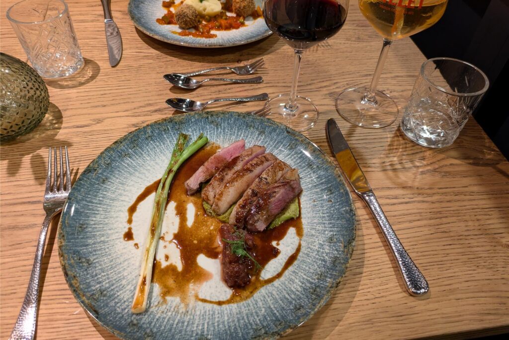 Schweinefleisch und als Veggie-Alternative - Linsenbällchen mit Gemüse und Kartoffelpüree im Auszeit in Waltrop. Schweinefleisch und als Veggie-Alternative - Linsenbällchen mit Gemüse und Kartoffelpüree im Auszeit in Waltrop.