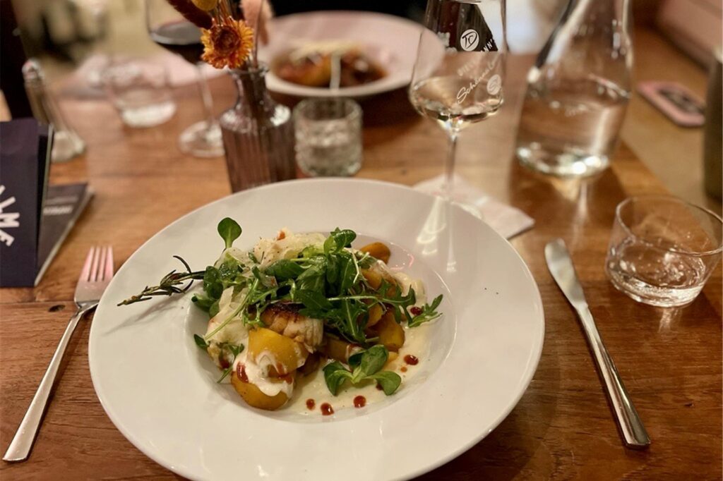 Winterkabeljau mit Kartoffeln und Fenchel gibt es bei Dieckmann's in Dortmund als Fisch-Hauptgang. Winterkabeljau mit Kartoffeln und Fenchel gibt es bei Dieckmann's in Dortmund als Fisch-Hauptgang.