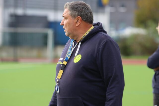 Martin Backwinkler schaut bei einem Spiel zu