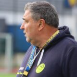 Martin Backwinkler schaut bei einem Spiel zu