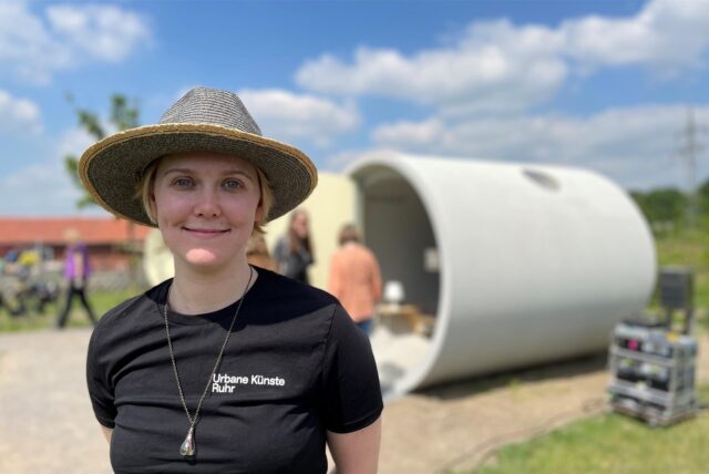 Zur Eröffnung des Röhrenhotels beantwortete Naomi Bergmann von den Urbanen Künsten Ruhr 2022 schon viele Fragen. Das Interesse an den außergewöhnlichen Übernachtungsmöglichkeiten ist seitdem ungebrochen. (Archiv)