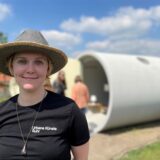 Zur Eröffnung des Röhrenhotels beantwortete Naomi Bergmann von den Urbanen Künsten Ruhr 2022 schon viele Fragen. Das Interesse an den außergewöhnlichen Übernachtungsmöglichkeiten ist seitdem ungebrochen. (Archiv)