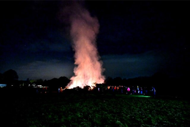Das Osterfeuer beim Feuerwehrverein Ahsen.