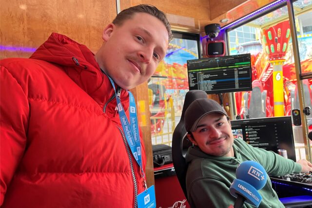Ruhr Nachrichten-Reporter Tim Hübbertz interviewt Niklas im Kassenhäuschen vom Vodoo Jumper, der auf der Karnevalskirmes 2025 in Dortmund steht.