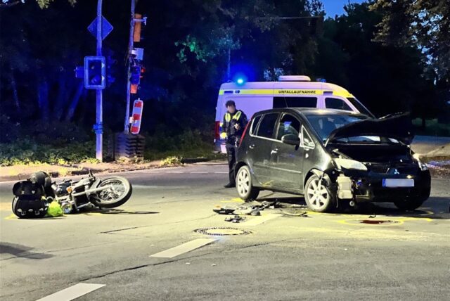 Ein Unfall an der Dortmunder Straße / Ecke Hellweg auf Schwerin endete im August 2023 tödlich für einen Motorradfahrer. Nun wurde das Geschehen auf der Unfallkreuzung vor Gericht verhandelt.