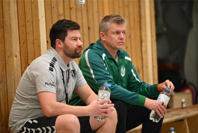 Marc Bradtke (l.), Trainer der PSV Recklinghausen, beobachtet eine Spielszene.