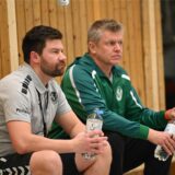 Marc Bradtke (l.), Trainer der PSV Recklinghausen, beobachtet eine Spielszene.