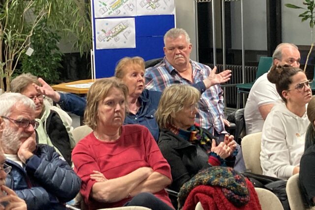 Anwohner und engagierte Marler protestierten bei der Bürgerbeteiligung im insel-Café gegen eine Bebauung der großen Wiese vor „Wohnen-Ost“.