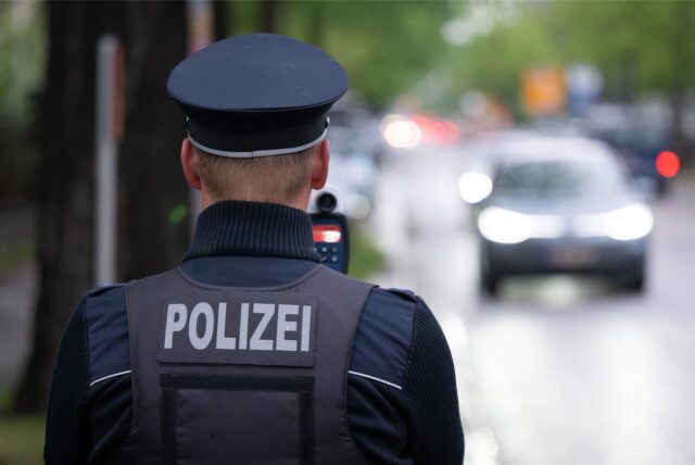 Polizist führt Geschwindigkeitskontrolle durch.