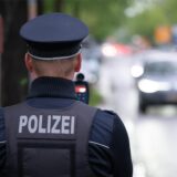Polizist führt Geschwindigkeitskontrolle durch.