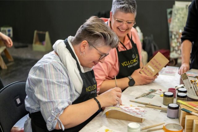 Zwei Besucherinnen bei einem Workshop während der Creativa in Dortmund.