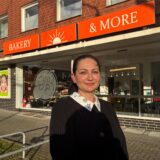 Aysun Sonay Gürler steht vor ihrer Bäckerei Bakery & More an der Kemnastraße in Recklinghausen.
