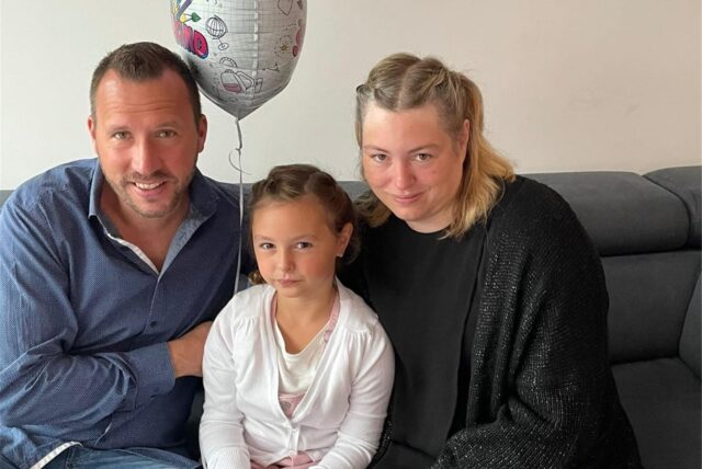 Amelie (9) wohnt mit Papa Lars und Mama Katrin in den Aapwiesen in Ickern. Die Schule direkt vor ihrer Haustür nimmt das Kind aber im Sommer 2025 nicht auf.