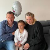 Amelie (9) wohnt mit Papa Lars und Mama Katrin in den Aapwiesen in Ickern. Die Schule direkt vor ihrer Haustür nimmt das Kind aber im Sommer 2025 nicht auf.