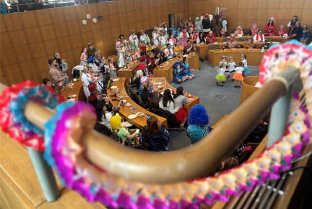 Die Narren haben an Weiberfastnacht den Schlüssel zum Rathaus erobert und geben ihn so schnell nicht wieder her.