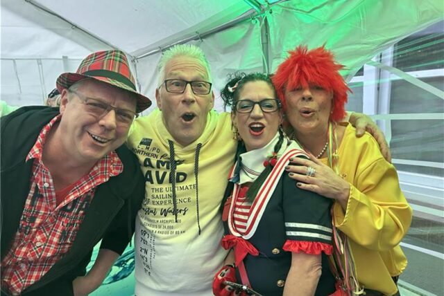 Vier Feiernde zu Karneval in Herten.