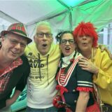 Vier Feiernde zu Karneval in Herten.