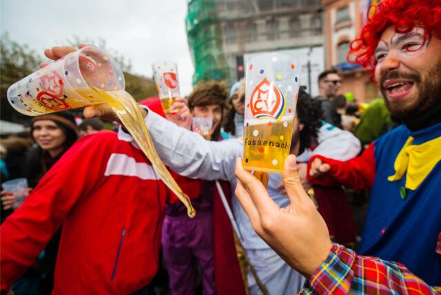 Ein Karnevalist mit Bier