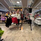 Simone I. und Zoé I. wurden in den Mercaden in Kamelle aufgewogen.