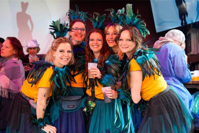 Menschen feiern Weiberfastnacht 2025 im Strobels in Dortmund