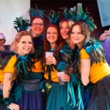 Menschen feiern Weiberfastnacht 2025 im Strobels in Dortmund