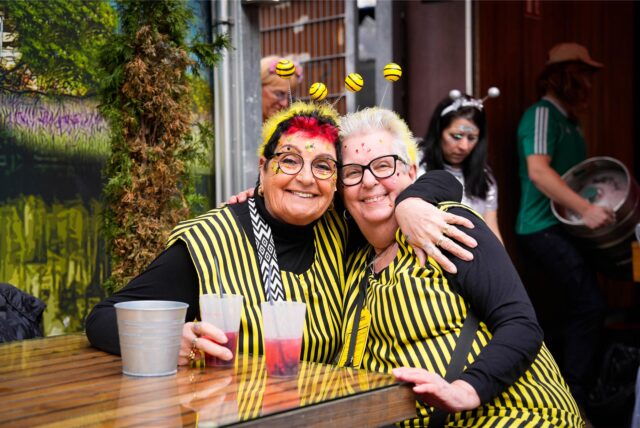 Menschen feiern Weiberfastnacht 2025 im Strobels in Dortmund