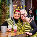 Menschen feiern Weiberfastnacht 2025 im Strobels in Dortmund