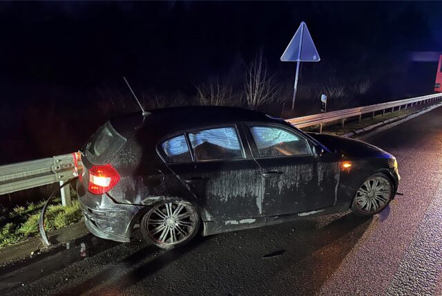 Unfallwagen an einer Leitplanke der A 31