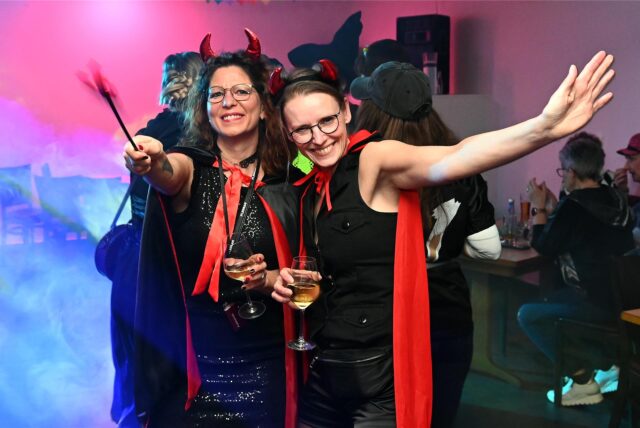 Zwei verkleidete Frauen