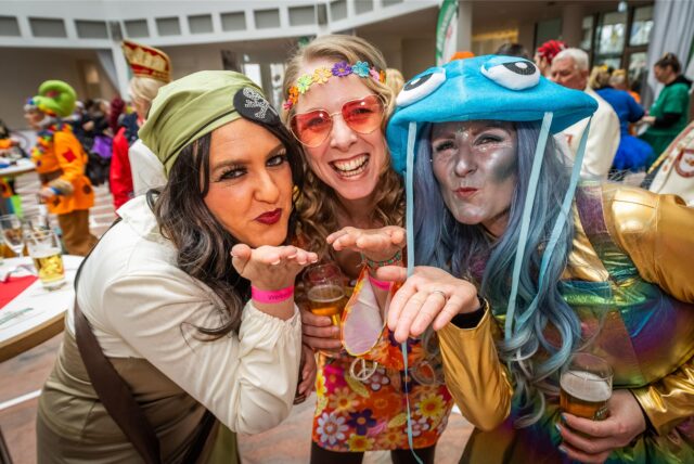 Drei Frauen feiern an Weiberfastnacht 2025 in Dortmund im Rathaus