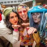 Drei Frauen feiern an Weiberfastnacht 2025 in Dortmund im Rathaus