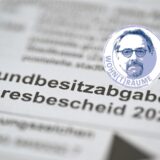 Ein Jahresbescheid 2025 für die neu berechneten Grundbesitzabgaben liegt auf einem Schreibtisch.