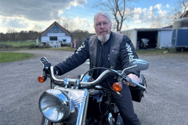 Frank Brinsa sitzt auf einem Motorrad, einer Harley Davidson.
